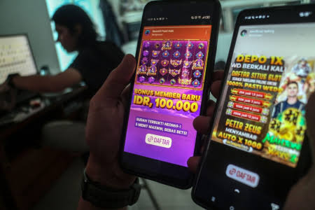 Situs slot online palsu seringkali memiliki ciri-ciri yang mencolok. Pertama, tampilan website yang tidak profesional dengan desain